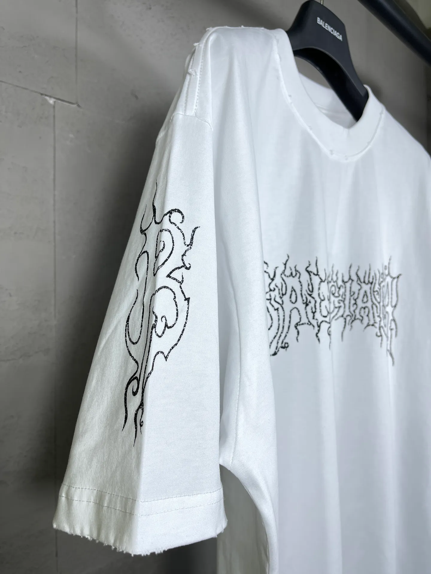 【 . Quality】BALENCI*GA/ .2024New Arrival LOGO T 。 . Authentic ， ！ ZP 。 260 ， . ， ，。 。Classic LOGO ， ， 。 . ， ， ， OS . Same Style ：BL 233303 ：Black，White，Yellow， Size：XS L